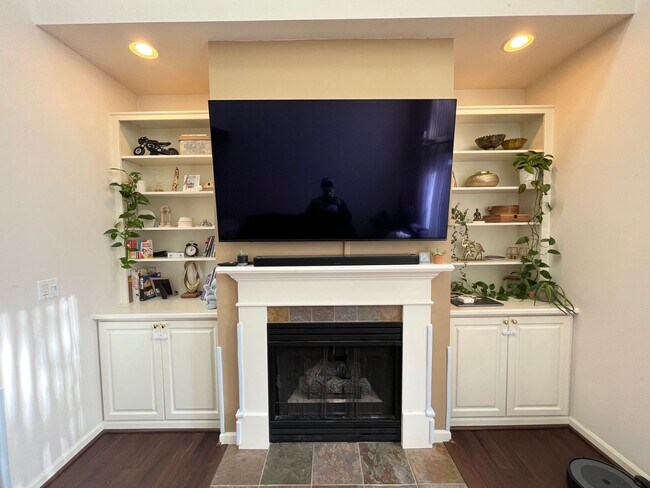 Building Photo - Incredible Forrest Park Townhome!! 2 bedroom, 2 bath, HUGE attached Garage!