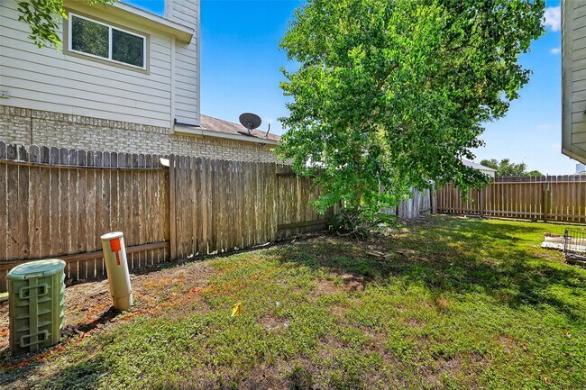 Building Photo - 2611 Floral Bloom Way