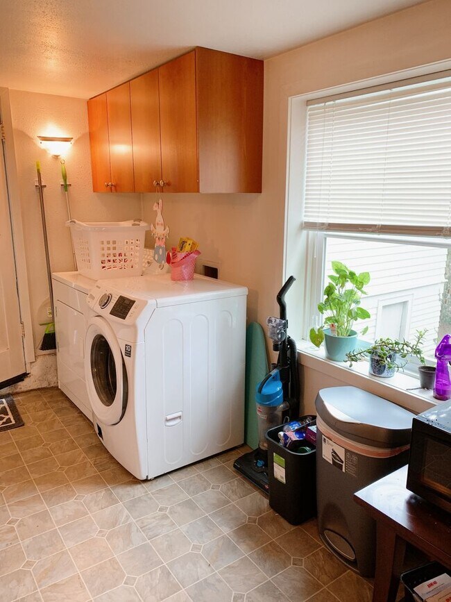 Building Photo - 1029 High St