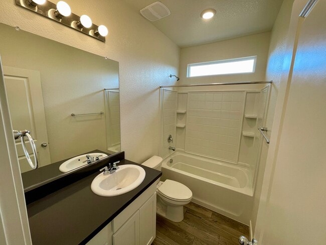 Building Photo - 754 Tamarack Ct