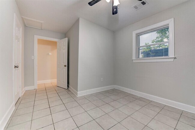 Building Photo - 2127 Maximilian St