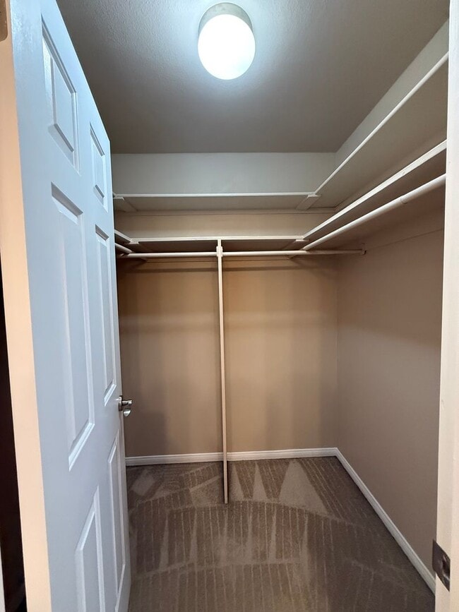 Building Photo - 2 bed 2 bath upstairs condo available to m...