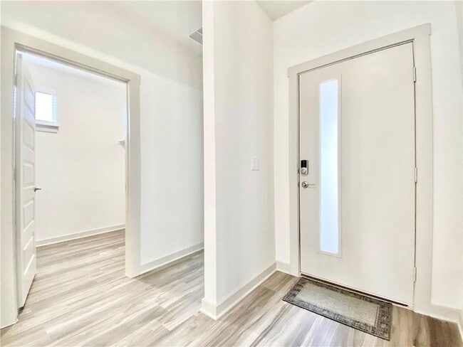 Building Photo - 100 Geminiflora Bend