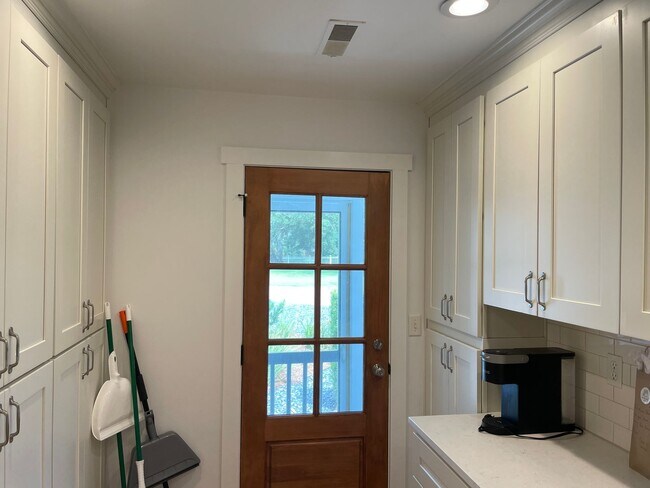 Building Photo - Old Village Cottage - 1.5 Blocks to Pitt Street Bridge