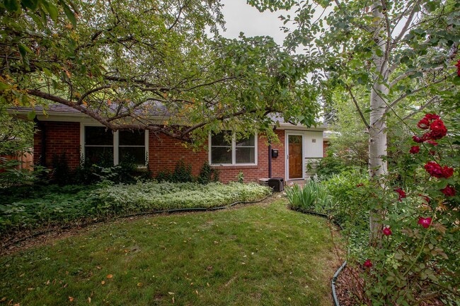 Building Photo - Charming 3 bedroom/2 bathroom Single Family Home!