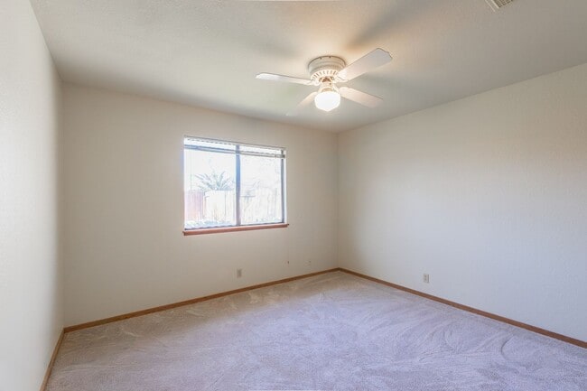 Building Photo - 3 bed, 2 bath home AVAILABLE NOW FOR RENT! $1,800/month.