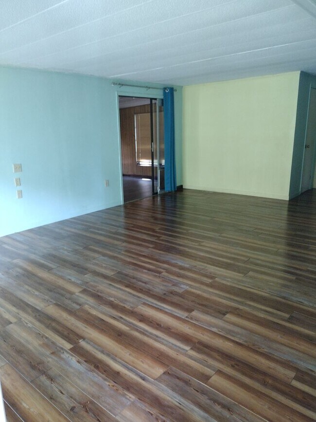 Building Photo - 2 bedroom 2 bathroom Lake House with a bonus room