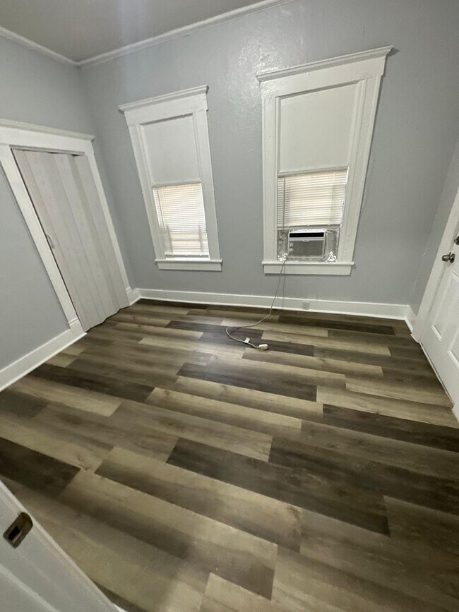 Building Photo - Fully Renovated 2/1 -Single Family Availab...