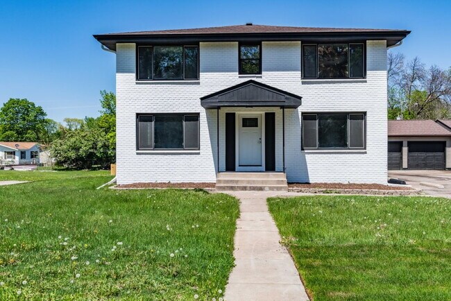 Building Photo - Remodeled 1 Bed Apartment in Mounds View |...