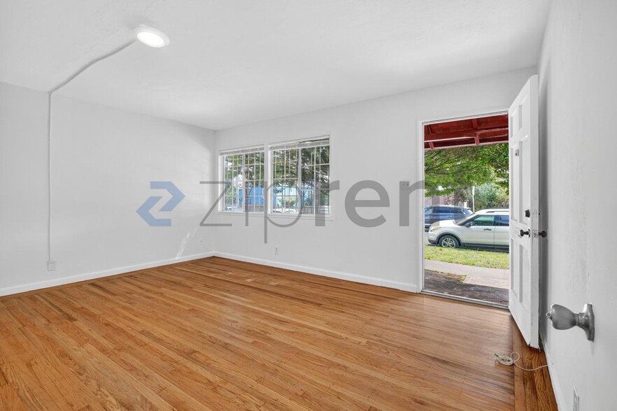 Building Photo - Unit