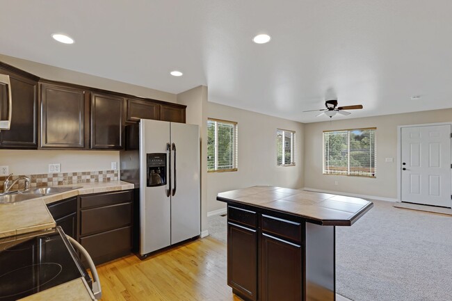 Building Photo - 3 Bedroom townhome