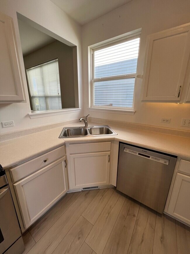 Building Photo - 2158 Middlebury Dr