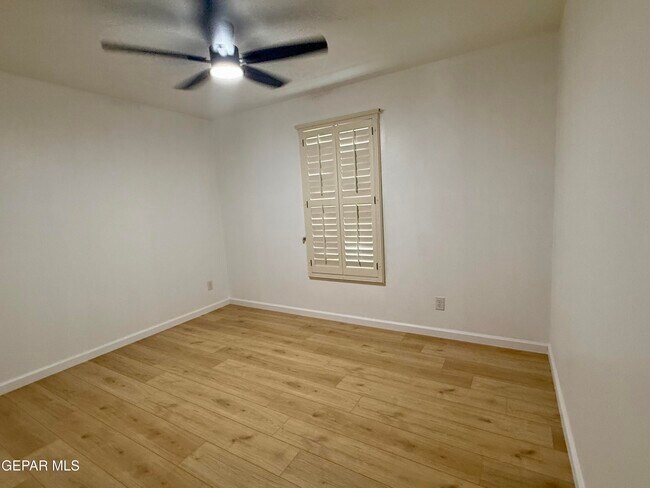 Building Photo - 1649 Lomaland Dr