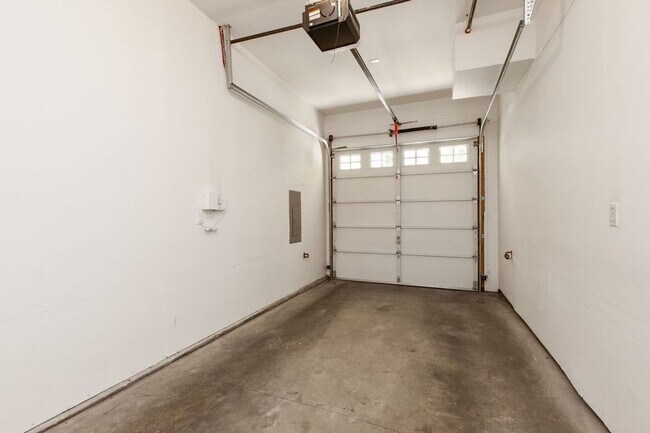 Building Photo - Absolutely Charming 3-Bed 2.5-Bath Home with One Car Garage!