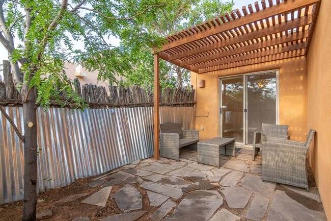 Building Photo - Cute Single Family Home Available now!