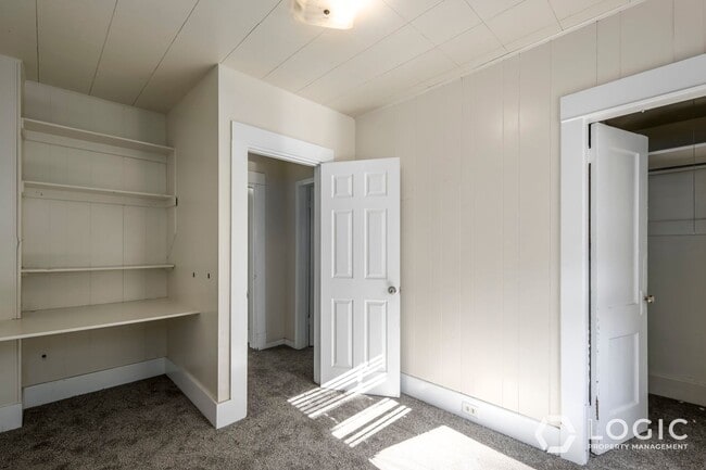 Building Photo - Great 2 Bedroom House on Dead End Street!