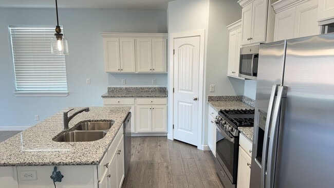 Building Photo - Modern 3 Bedroom Home with Spacious Layout!