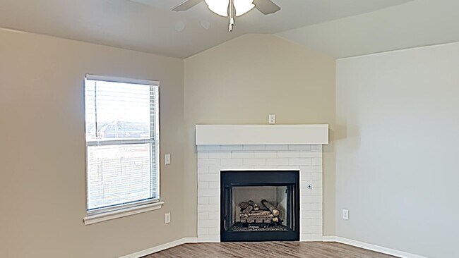 Building Photo - Spacious 4 Bedroom 2 Bath Home in Deer Cre...