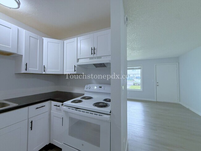 Building Photo - 2 WEEKS FREE OF RENT! Inviting East Portland Apartment