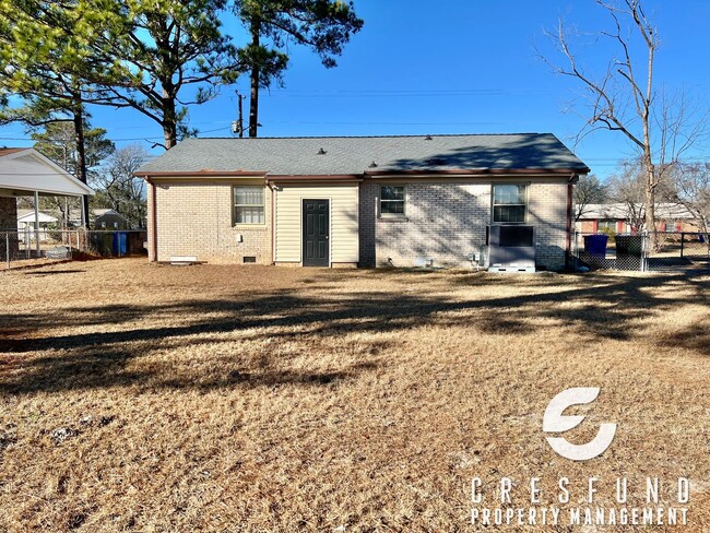 Building Photo - Spacious 3 BR 2 Bathroom