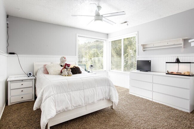 Building Photo - Bright and Spacious Living in Willow Creek