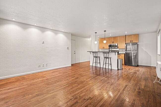 Building Photo - Available NOW! 1 Bedroom 1 Bath Condo Downtown Denver!
