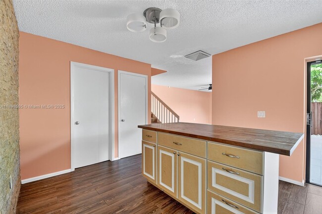 Building Photo - 2913 SW 22nd Cir