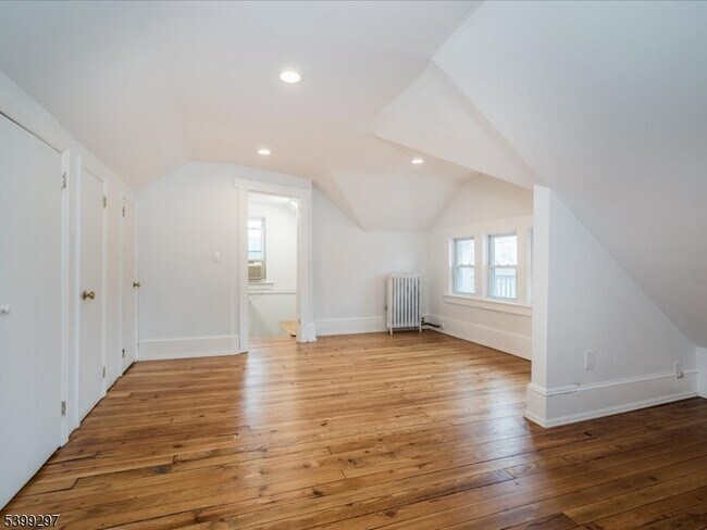 Building Photo - 14 Ravine Ave