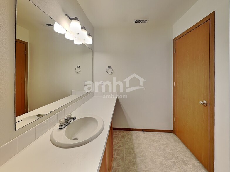 Building Photo - 1110 Boatman Ave NW