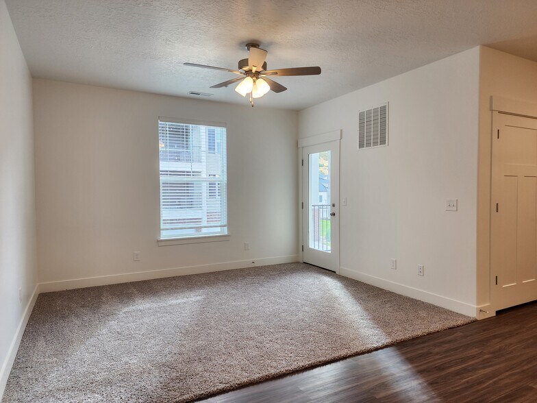 Building Photo - 4735 S Alder Dr