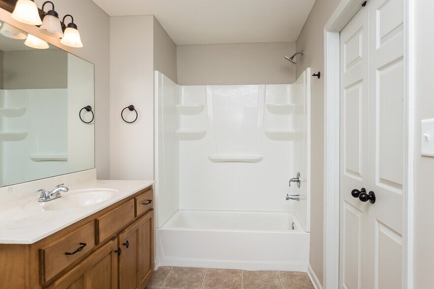 Building Photo - 9889 Southern Oak Way