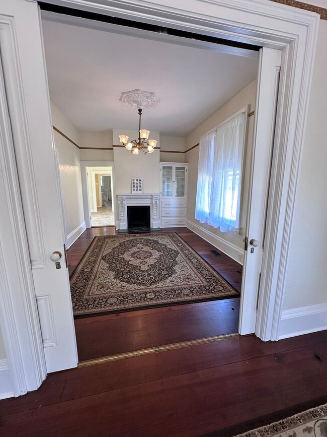 Building Photo - Stunning 1890 Eastlake Victorian | 5 Bedrooms | 2 Bathrooms | Flex Spaces | Steps from Old Town E...