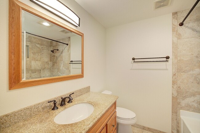 Building Photo - 2bd/2.5ba Kirkland Townhome