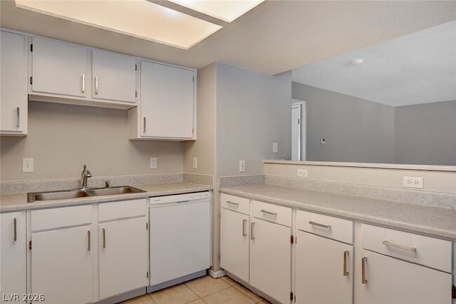 Building Photo - 2216 Benmore St