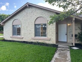 Building Photo - 2109 Cedarcrest Dr