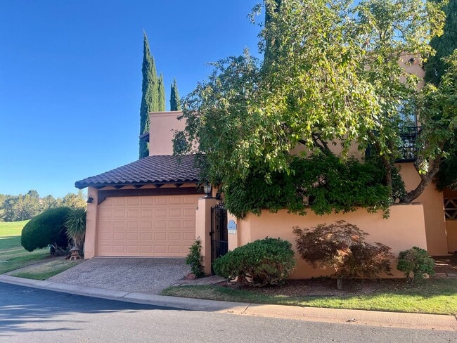 Building Photo - Furnished Golf Course Course Property