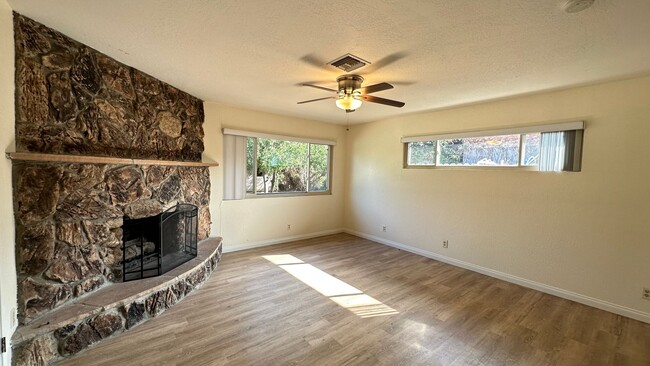 Building Photo - 4 bedroom in Escondido with backyard w poo...