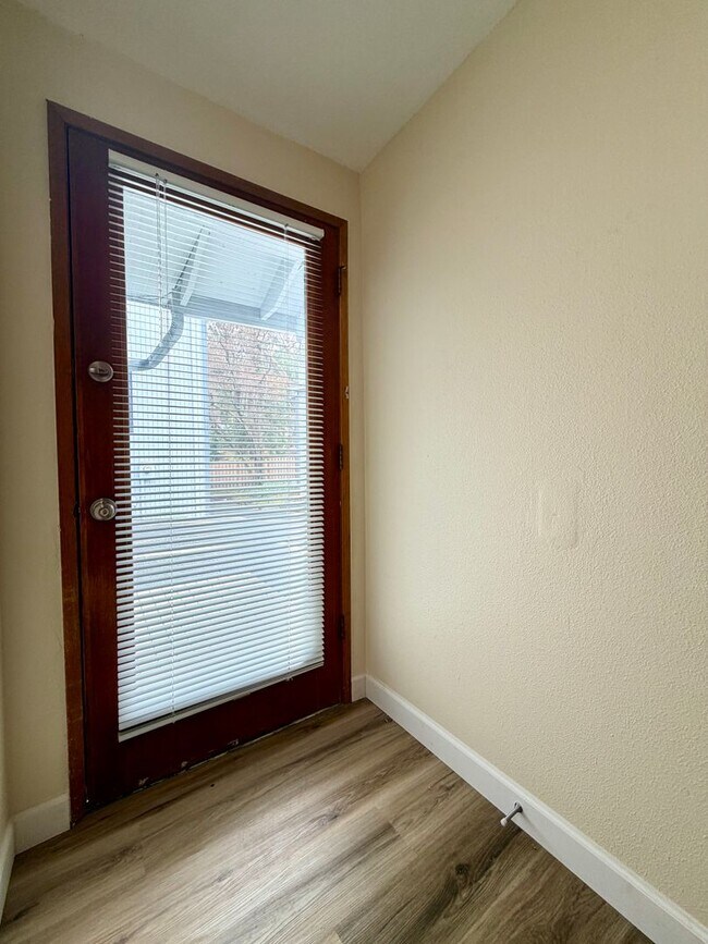 Building Photo - 3 Bed 1.5 Bath Townhouse In Garden Home~ A/C~ Wood Burning Fireplace~ Washer/Dryer Hook-Ups~ Off ...