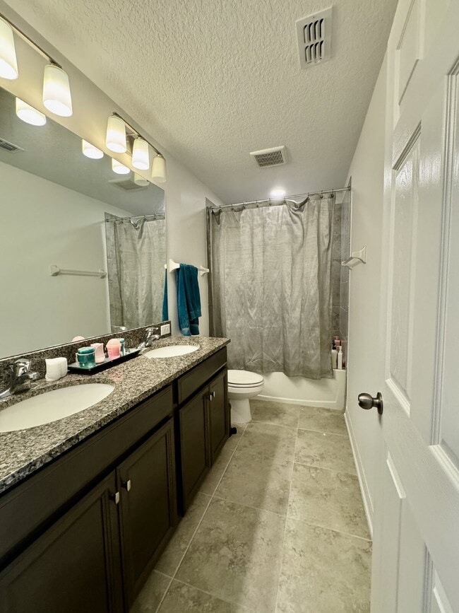 Building Photo - "Spacious 5-Bedroom Sanctuary with 4 Full Baths in Wimauma - 3,566 Sq Ft of Comfort!"