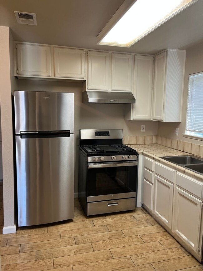 Building Photo - Available Now! Move-In Ready