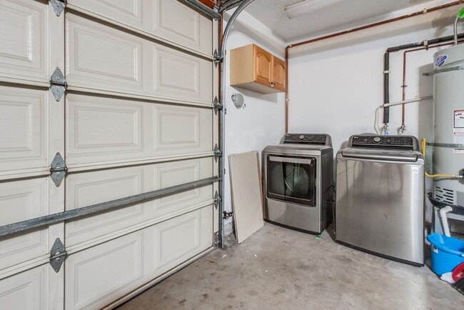 Building Photo - Downtown Vista Townhome, Available Now!