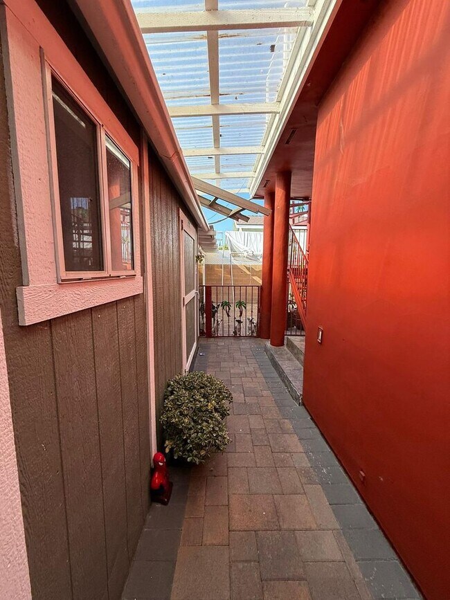 Building Photo - 4 bed 3 bath plus 2 Extra Bonus Rooms with full bathroom in the back yard