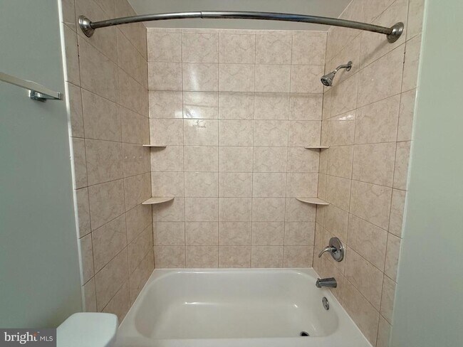 Building Photo - 47 King Henry Cir