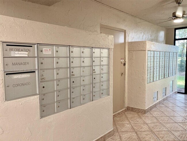 Building Photo - 250 Jacaranda Dr
