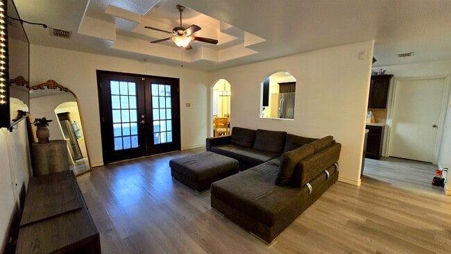 Building Photo - 313 Floral Blvd