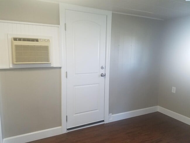 Building Photo - 905 Winslow Ave