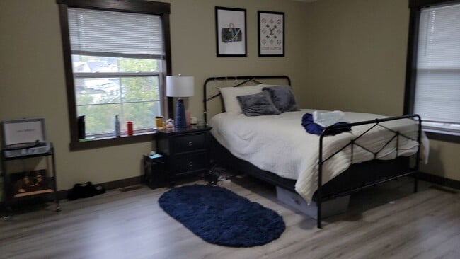 Building Photo - 5 Bed 3 Bath close to UWEC, bike trails, Carson Park, and The Sonnentag!