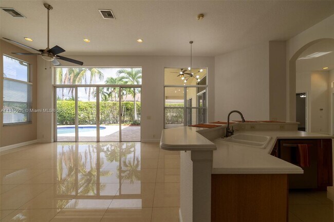 Building Photo - 896 Marina Dr