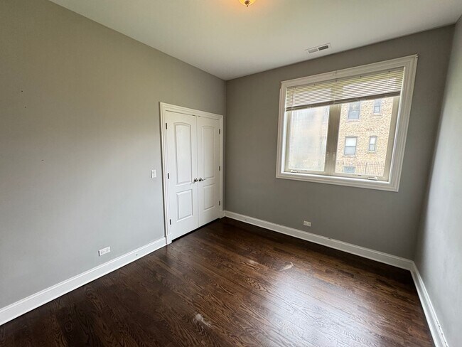 Building Photo - 5406 S Indiana Ave