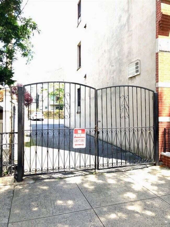 Building Photo - 496 Pavonia Ave